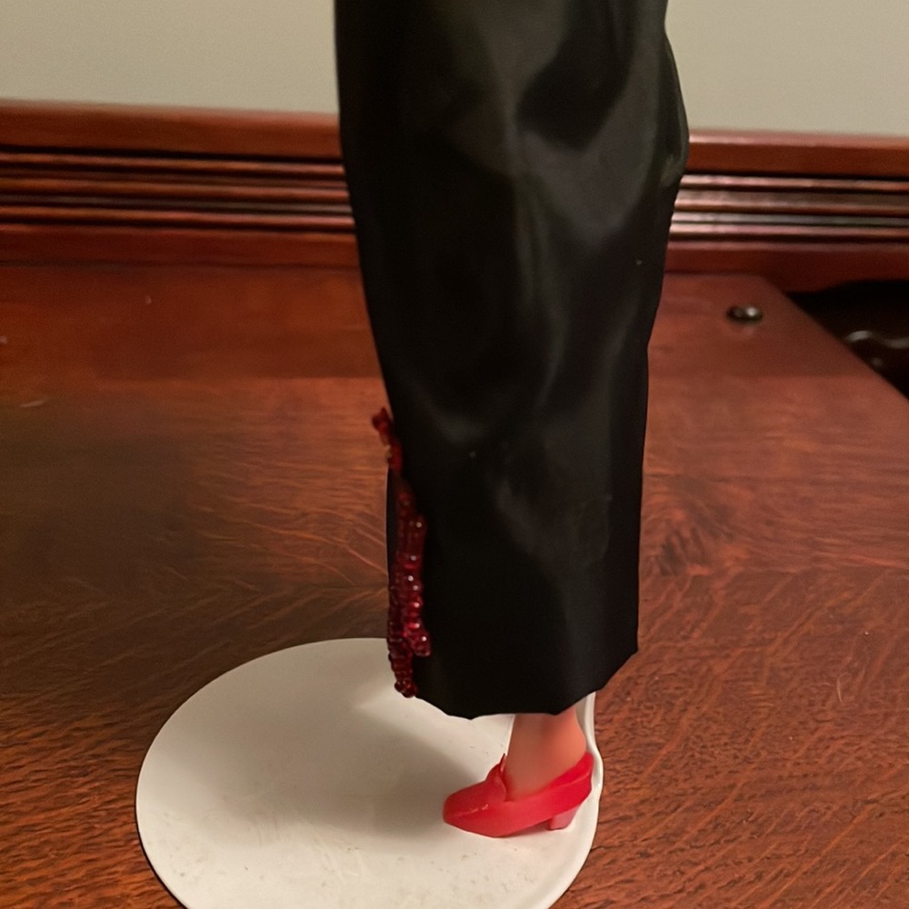 1980s Barbie wearing handmade outfit with real fur. - Picture 11 of 16